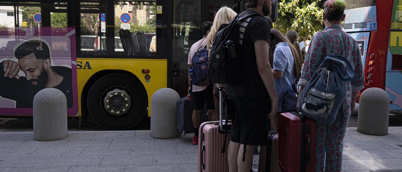 Autobús recogiendo a pasajeros en el aeropuerto.