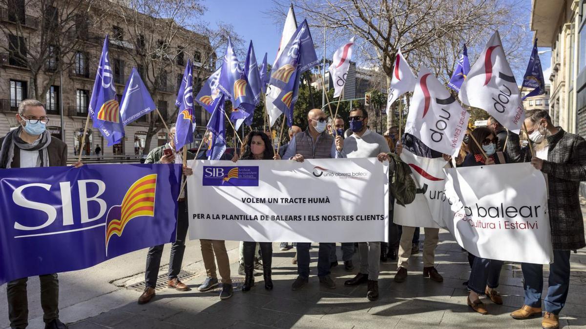 Los delegados sindicales de SIB y UOB, ayer durante la manifestación.