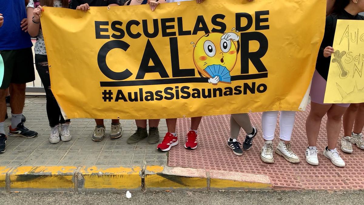 Protesta en el IES Molinillo (Guillena) por las altas temperaturas en el centro