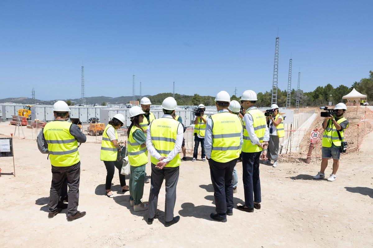 Todas las imágenes de la visita de Beatriz Corredor y Joan Groizard a la subestación eléctrica de Sant Antoni