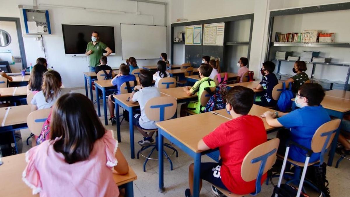 Un profesor explica las normas anticovid a sus alumnos el primer día de clase del curso 2020-2021.