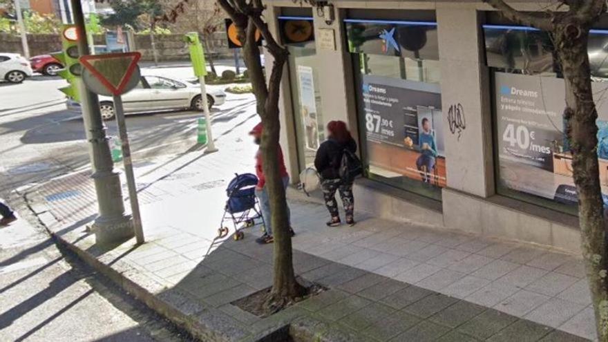 Buscan a tres atracadores que sacaron 300.000 euros a punta de pistola de un banco en Vigo