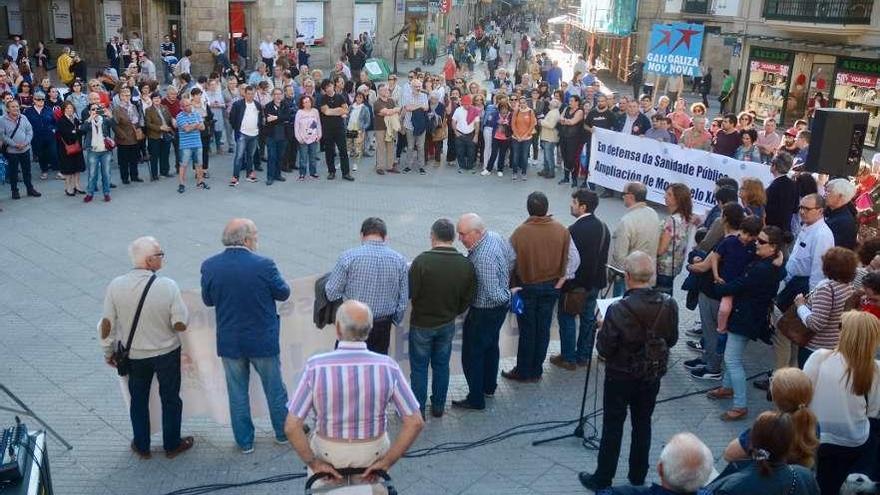 Participantes en la concentración de ayer por la tarde en la Praza da Peregrina. // Rafa Vázquez