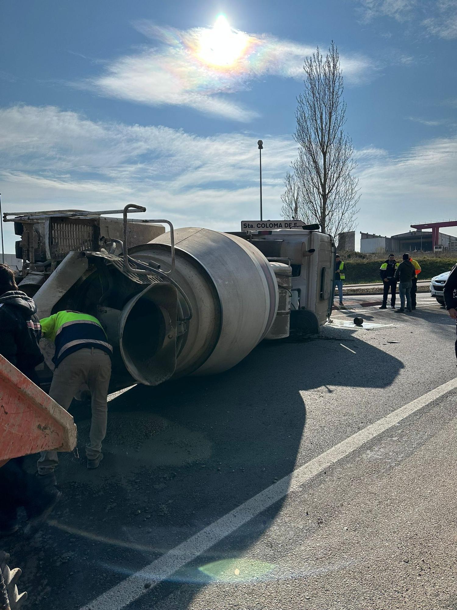 Un camió avariat bolca a la C-63 a Santa Coloma de Farners