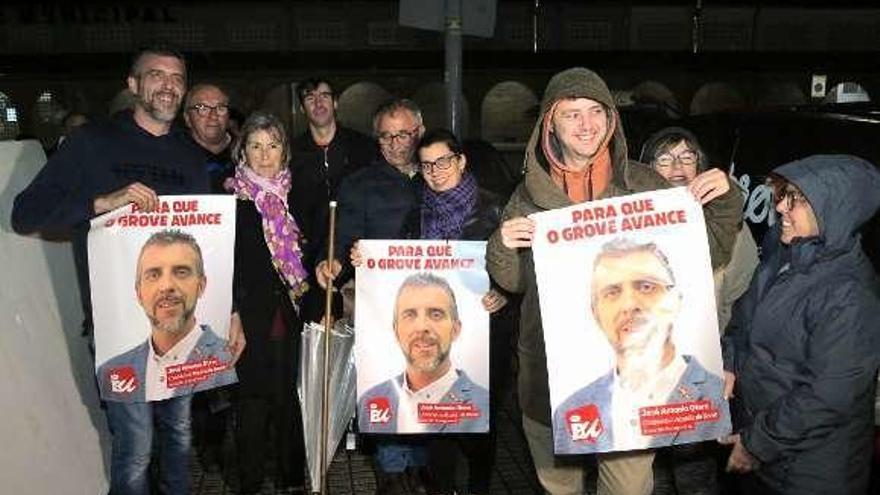 Miembros de Esquerda Unida en la &quot;noche de los carteles&quot;. // Muñiz