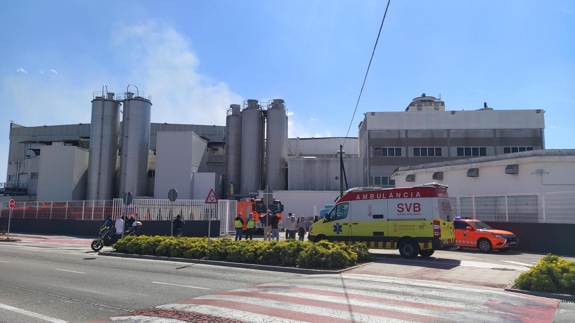 Los servicios de emergencia ante la puerta de la planta de Dulcesol en Gandia