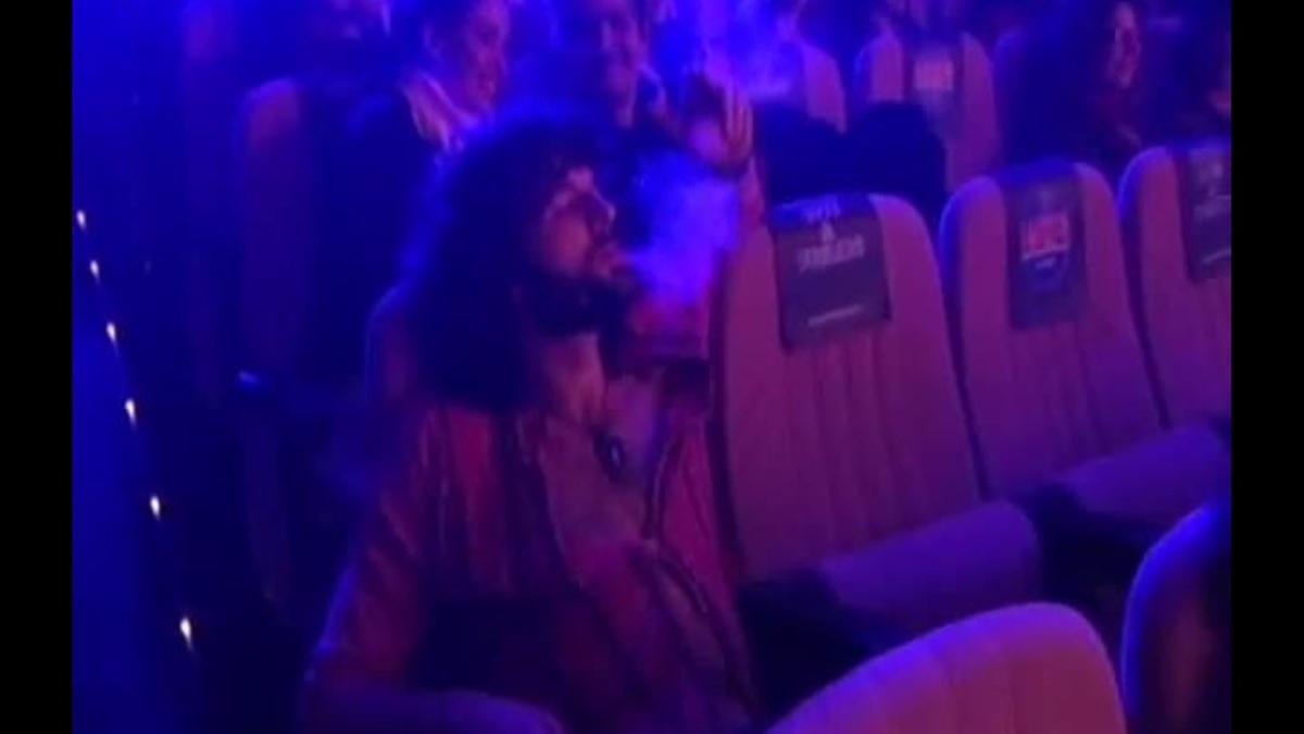 estar denunciats, els actors fumen en l’actuació