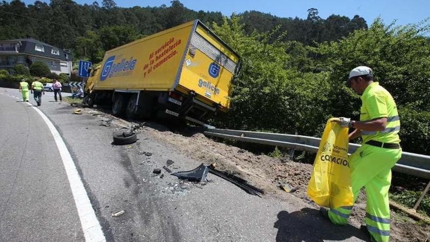 El camión fuera de la calzada tras la colisión con el coche, ayer, en la N-550 en Soutoxuste.