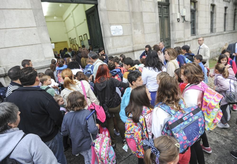 Unos 370.000 alumnos vuelven a las aulas gallegas con la incoporación de alumnos de Infantil y Primaria, y ESO, Bachillerato, FP el jueves.