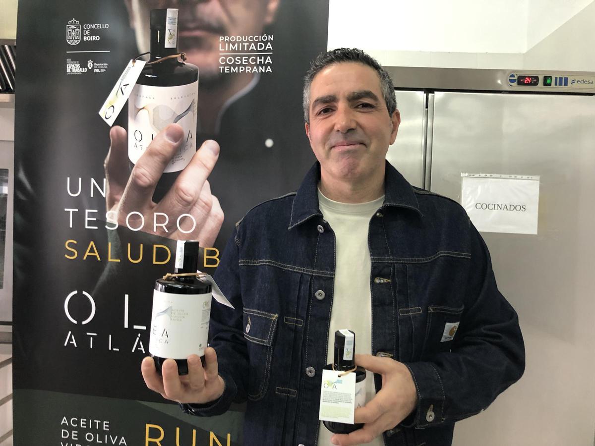 El boirense Gonzalo García Lustres, con dos botellas de Olea Atlántica.