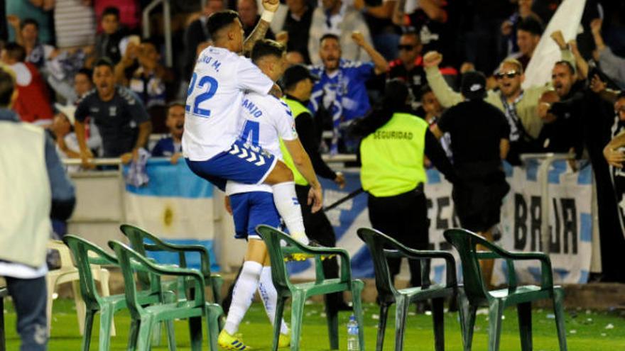 Nano celebra sobre José Naranjo el 2-1 definitivo.