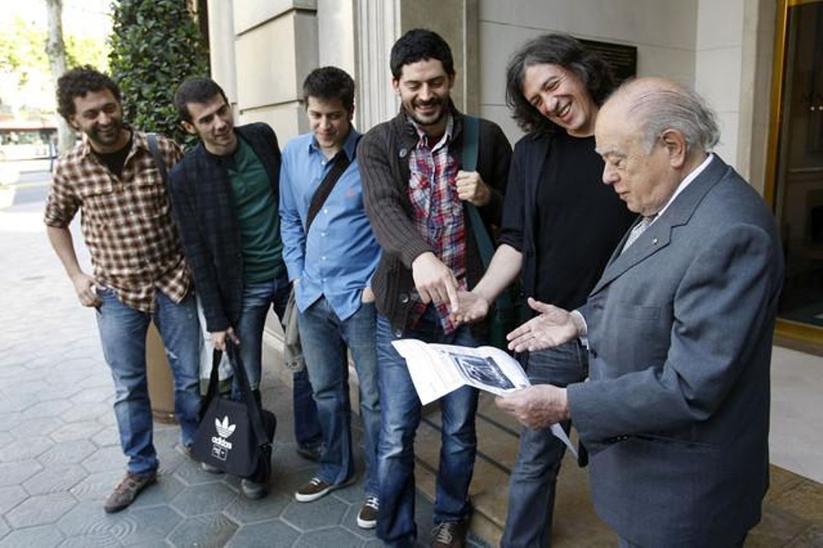 L’expresident Jordi Pujol, amb els membres del grup Els amics de les arts i amb Gerard Quintana, aquest dimecres, a l’Hotel Majestic de Barcelona. L’expresident Jordi Pujol, amb els membres del grup Els amics de les arts i amb Gerard Quintana, aquest dimecres, a l’Hotel Majestic de Barcelona.