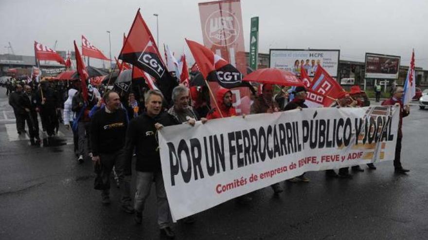 Manifestantes en defensa del tren, ayer, en A Coruña. / carlos pardellas