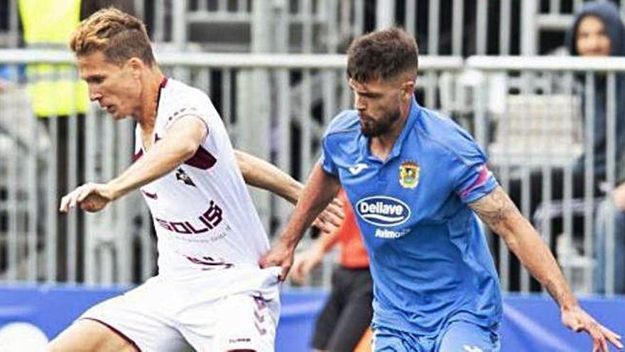 Susaeta, del Albacete, protege el balón ante un jugador del Fuenlabrada.