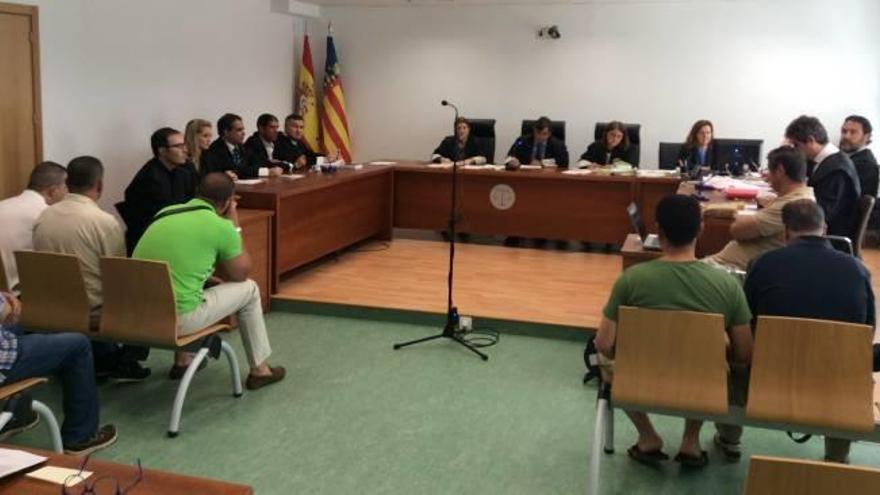 Algunos de los acusados, de espaldas, ayer al inicio del juicio en la Sección Segunda de la Audiencia Provincial de Alicante.