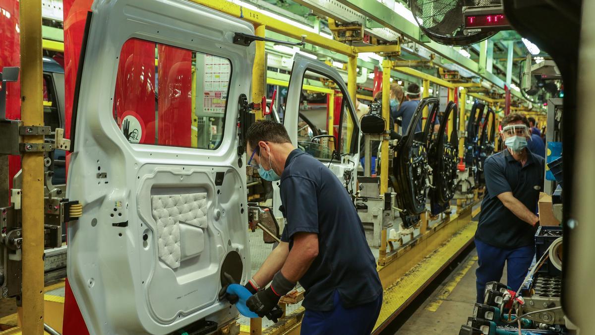 Trabajadores en una fábrica de coches.