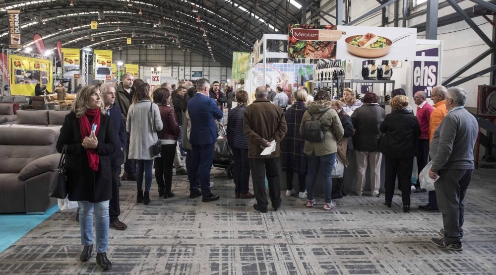 Cientos de visitantes descubren las novedades en el sector de los electrodomésticos, los muebles y la decoración en la primera Feria Hogar Factory de Vigo.