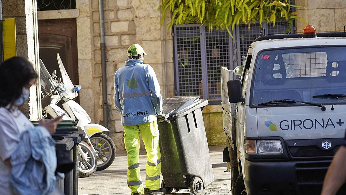 S’ha arribat a un «pacte de continuïtat» amb l’empresa Girona + Neta per mantenir el servei fins que s’adjudiqui a una nova empresa. | MARC MARTÍ