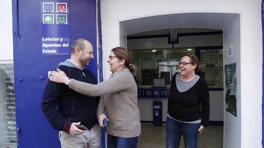 Cristina Molina felicita a uno de sus clientes, poseedor de uno de los décimos premiados con un quinto que no cree la noticia y decide volver a casa a buscar su décimo.