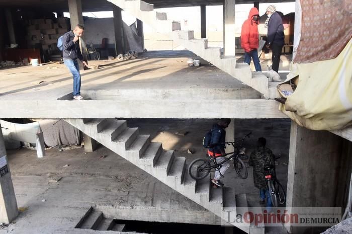 Tensión en San Pío X durante el desalojo de okupas en un edificio abandonado