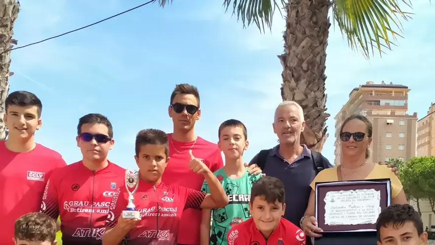 Salvador Talens, con un grupo de ciclista, recogió una placa en honor a su padre.