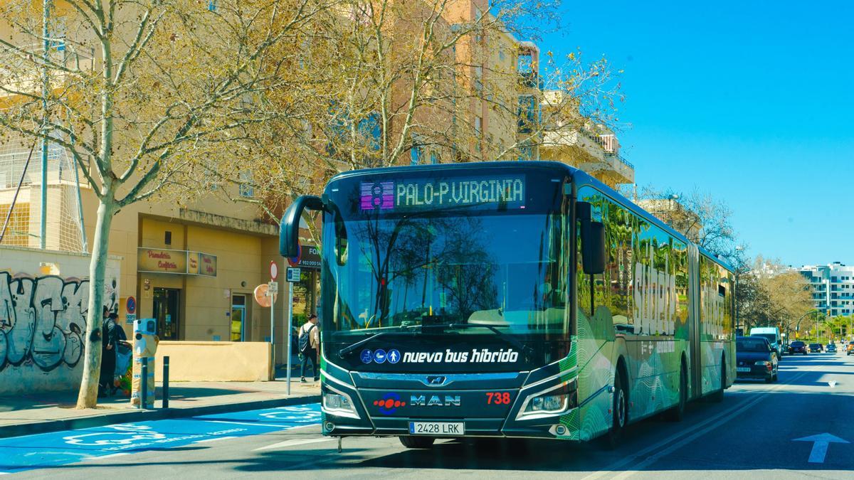 Autobús híbrido de la EMT Málaga en una de las calles de la ciudad, en una imagen de archivo