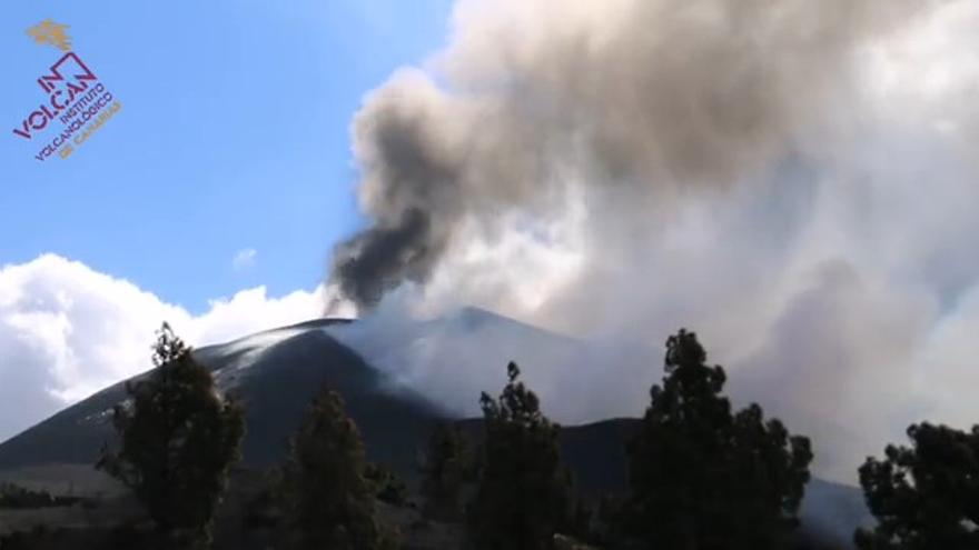 Nube de humo y cenizas que expulsa el volcán de La Palma este martes