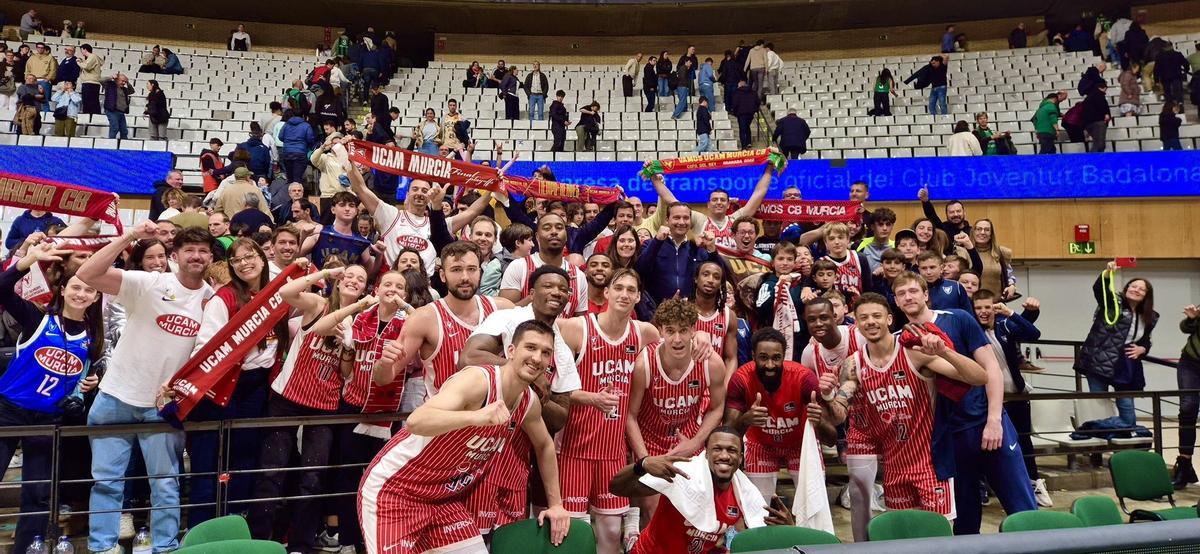 Los jugadores del UCAM Murcia, celebrando la victoria en Badalona con un grupo  de aficionados