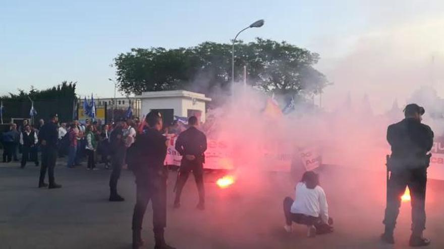 Manifestación de funcionarios de prisiones en las puertas de la cárcel de Picassent