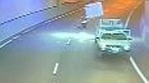 Un matalàs impacta en un motociclista, a Austràlia.