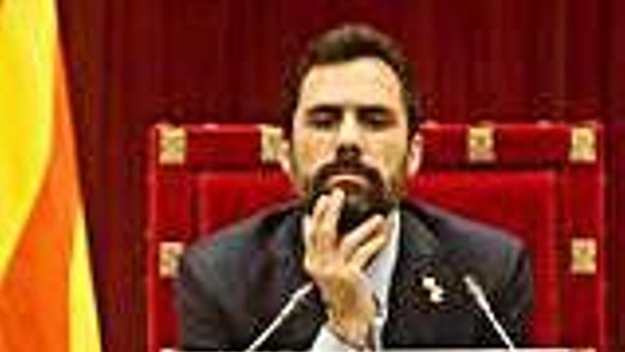 Quim Torra, ahir, amb el president del Parlament, Roger Torrent, de fons.