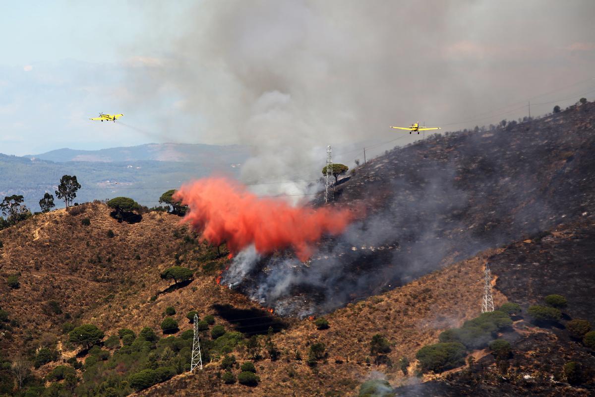 Un par de aviones se esmeran sobre unas llamas sobre Canyelles, en septiembre de 2016