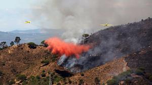 Un par de aviones se esmeran sobre unas llamas sobre Canyelles, en septiembre de 2016