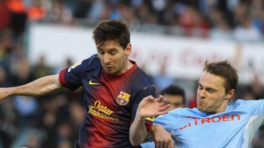 Messi pugna con Demidov durante un lance del encuentro. // Ricardo Grobas