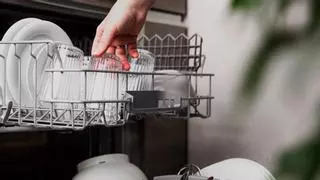 El truco del vaso en el lavaplatos: despídete de las pastillas y deja los cubiertos y los platos relucientes