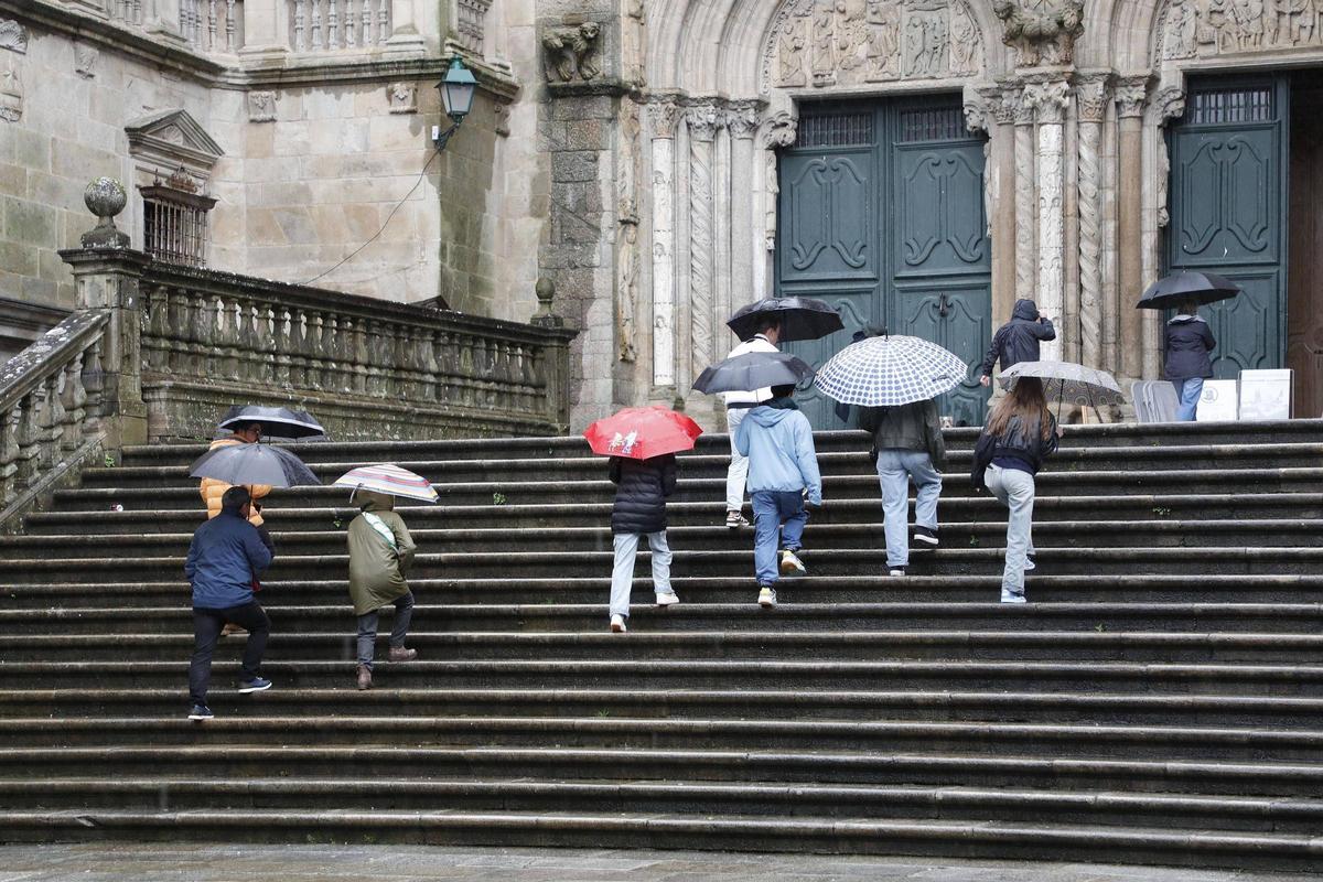 La noche de este sábado ha sido la más lluviosa en lo que va de año en Compostela y durante el día continuarán las precipitaciones