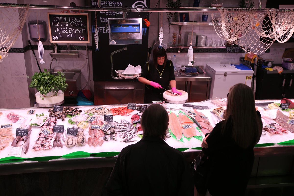 Una pescadería en el mercado de Lesseps, en Barcelona.