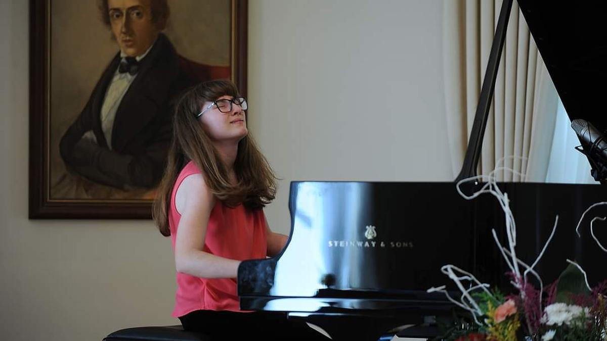 La joven pianista de Otos, durante un momento de su interpretación.