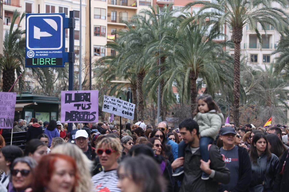 La multitudinaria marcha feminista en Alicante por el 8M, en imágenes