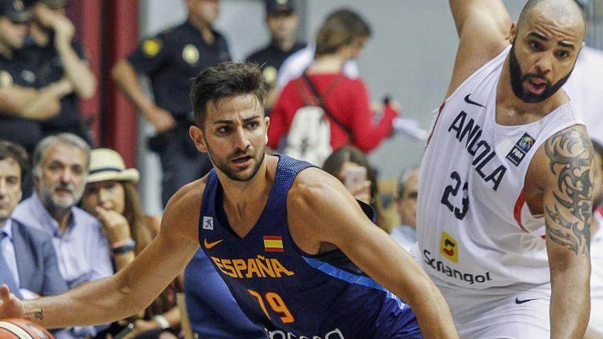 Ricky Rubio ante el jugador de Angola, Reggie Moore.