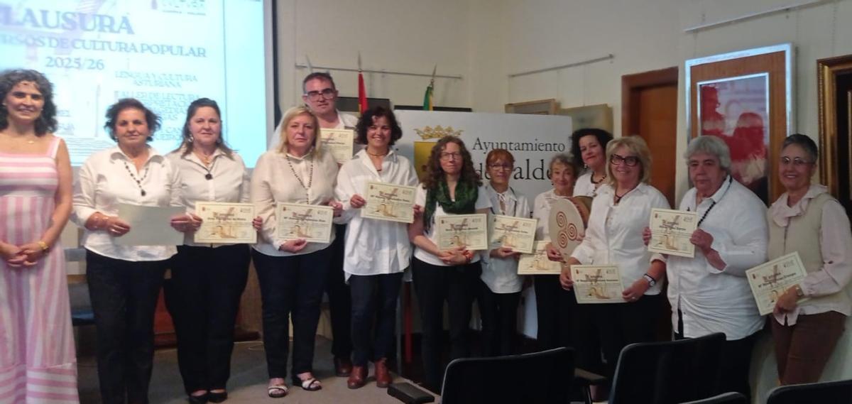 En imágenes: la entrega de diplomas de los XXXIV Cursos de Cultura Popular de Luarca