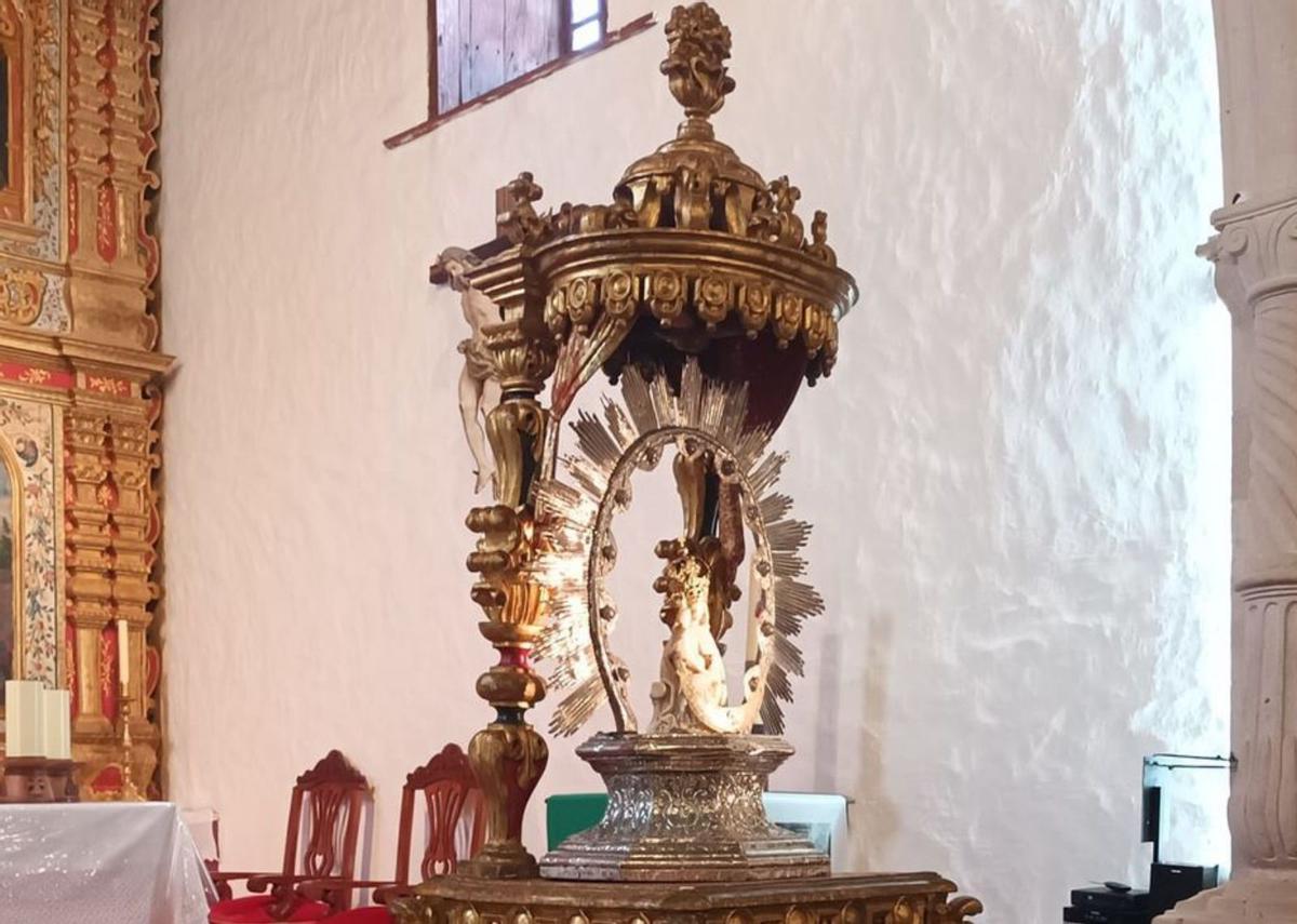 La imagen de la Virgen de la Peña tras ser bajada de la hornacina. | | LP/DLP