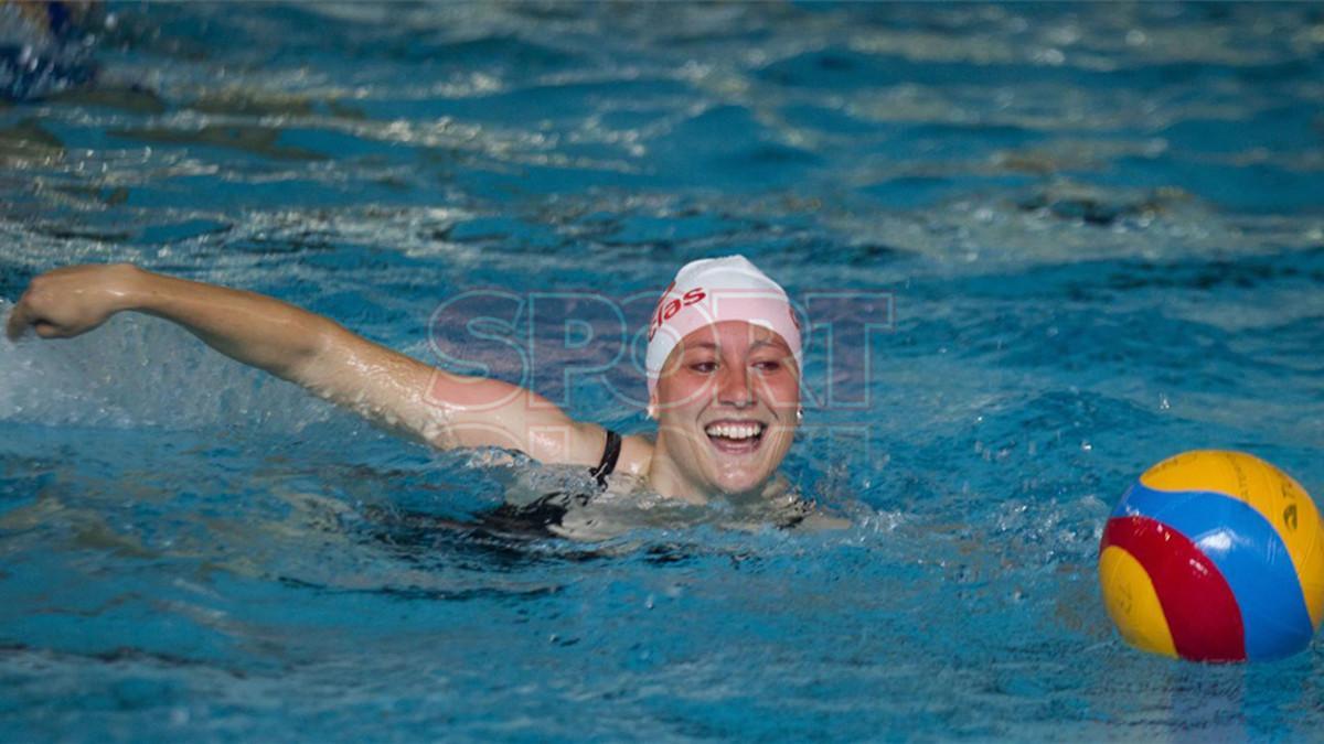 Las futbolistas del Barça se divirtieron en su visita a las waterpolistas del CN Sabadell