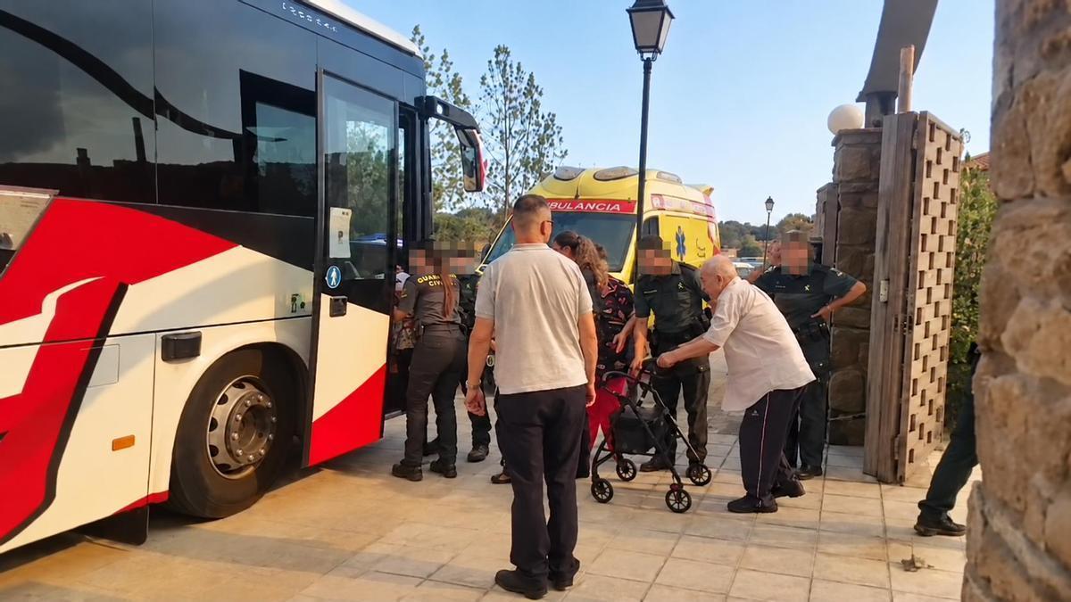 Un momento durante el desalojo de los usuarios de la residencia de Muga de Sayago por el incendio de Fermoselle.