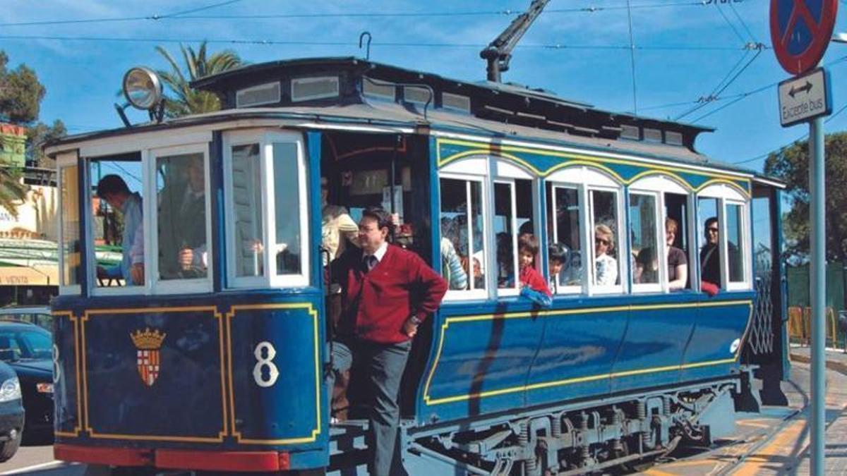Histórico Tramvia Blau (Tranvía Azul) de Barcelona, un medio de transporte emblemático que recorre la avenida del Tibidabo