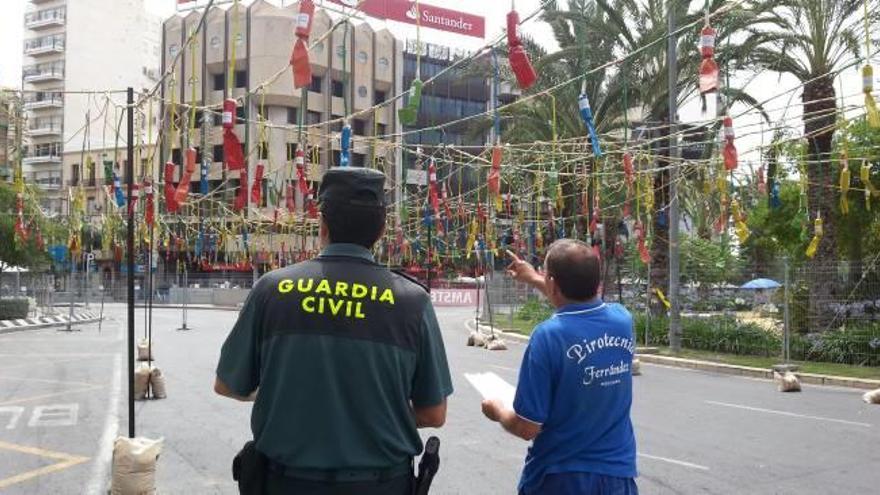 Agentes de la Guardia Civil revisan la pólvora y los sistemas de lanzamiento antes de la mascletà.