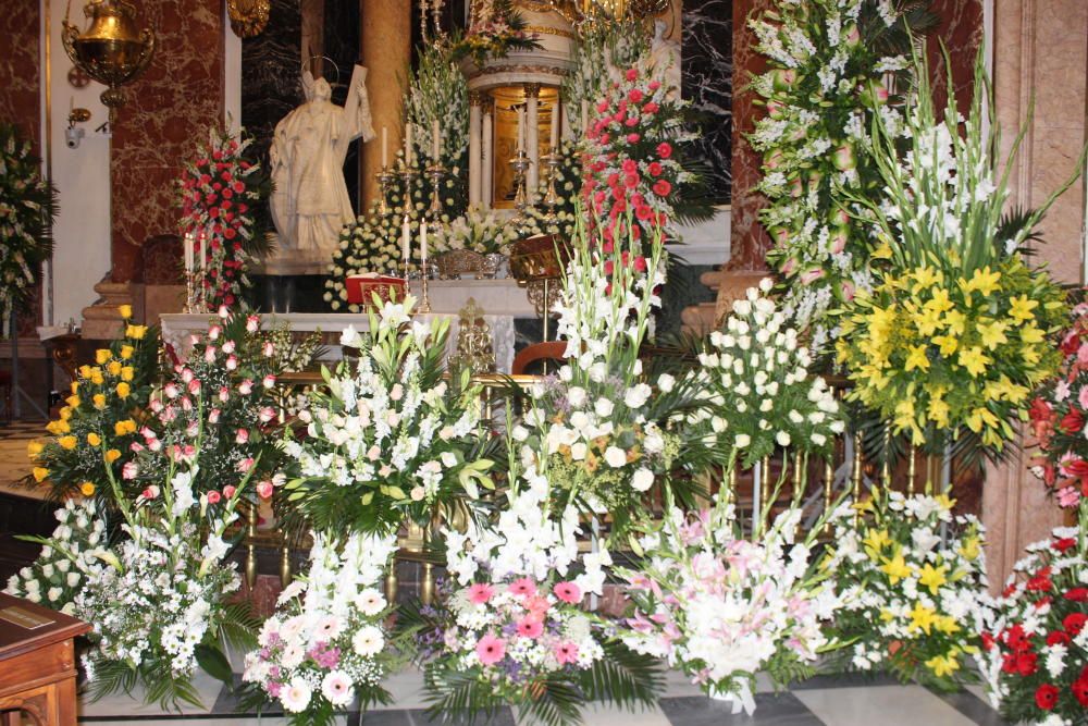 Los floristas decoran la Basílica de la Virgen de los Desamparados