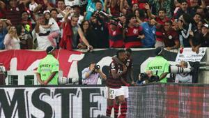 Bruno Henrique celebra uno de los dos goles que anotó al Inter.