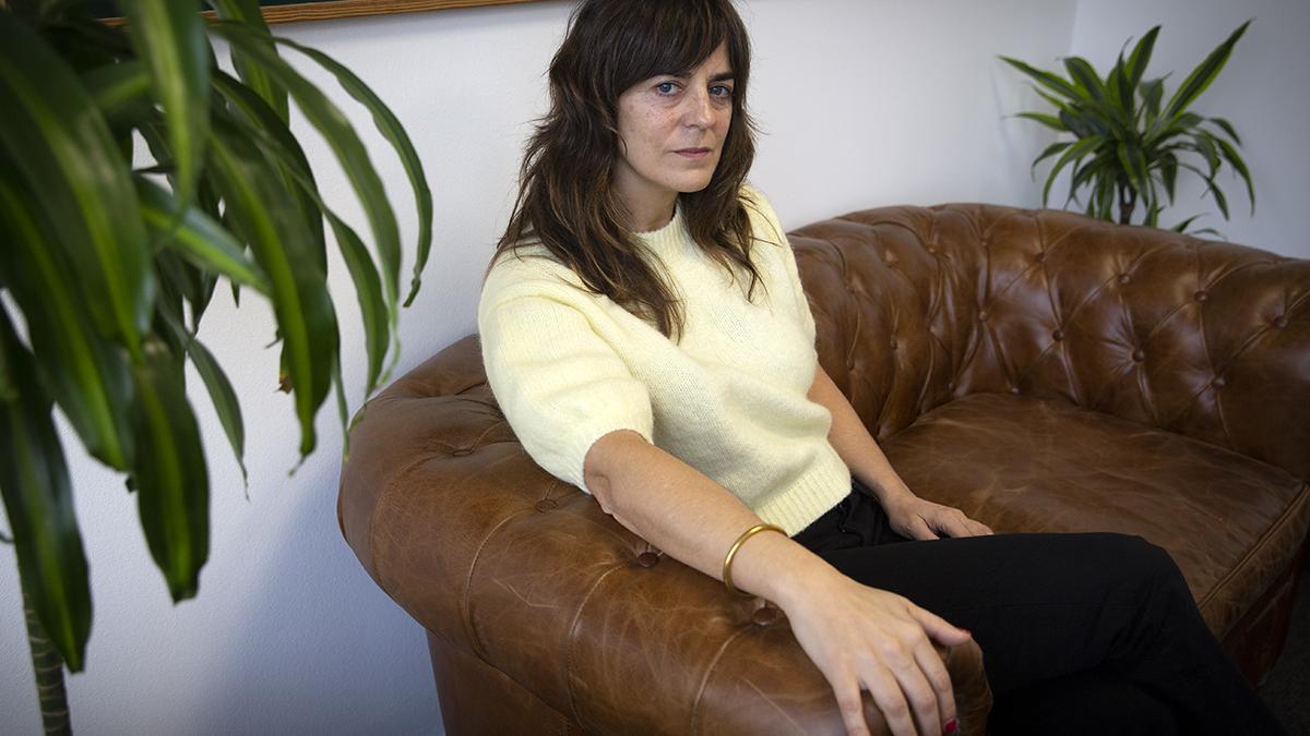 BARCELONA 22/02/2023 ICULT CULTURA Entrevista con la escritora vasca Eider Rodríguez por su novela ‘ Material de construcción ‘ un relato autobiográfico sobre el alcoholismo de su padre FOTO ELISENDA PONS