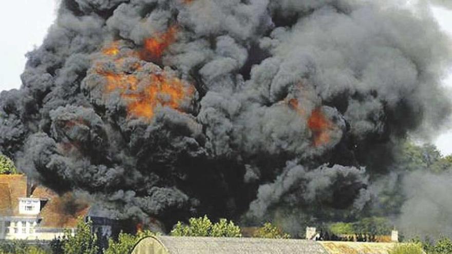 Bola de fuego que se formó tras el impacto del avión en el suelo.